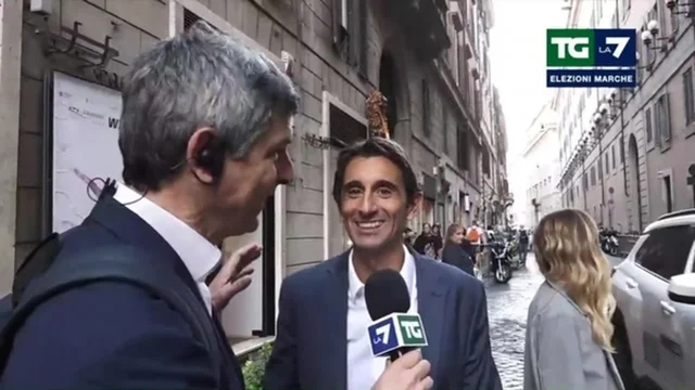 Donzelli rischia di perdere il volo nell’intervista con Celata. Mentana scherza: “Giorgia, ho perso l’aereo”