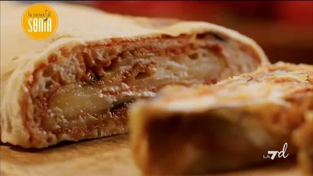Rotolo di pizza alla parmigiana