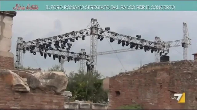 Il Foro romano sfregiato dal palco per il concerto