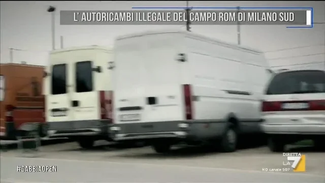 L'autoricambi illegale del campo rom di Milano sud