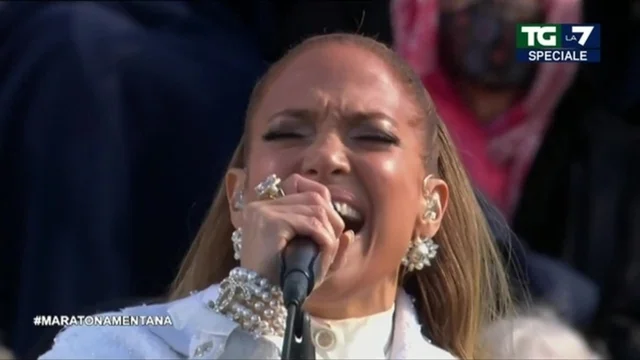 USA, insediamento del 46° Presidente: Jennifer Lopez canta "This land is made for you and me"