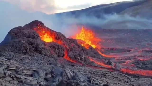 Islanda, l'eruzione del vulcano Fagradalsfjall: le spettacolari immagini