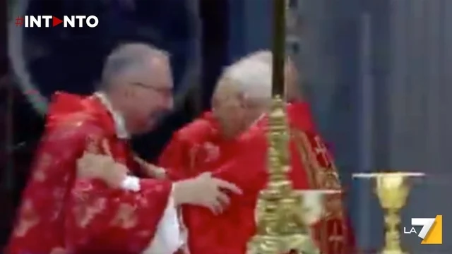 Verso il Conclave: il cardinale Re fa gli “auguri doppi” a Parolin. Ecco perché