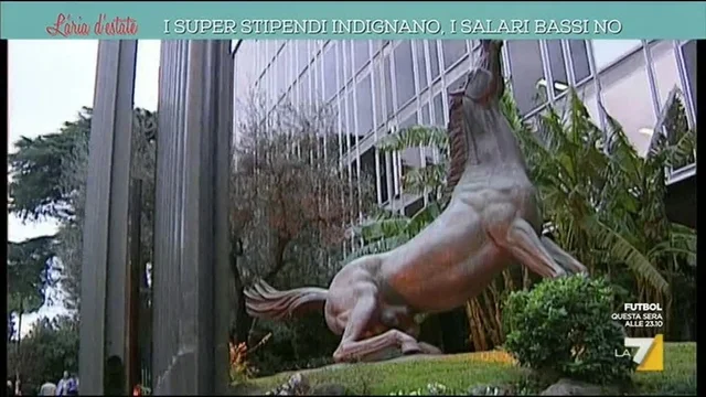 I super stipendi indignano, i salari bassi no