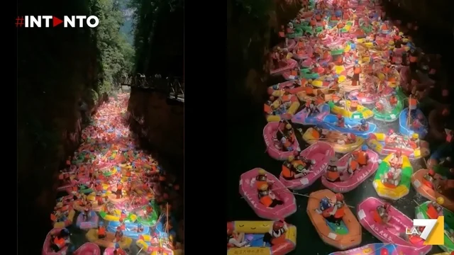 Cina, rafting nel caos: centinaia di turisti bloccati in una gola a causa del sovraffollamento