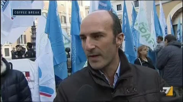 LA POLIZIA SCENDE IN PIAZZA