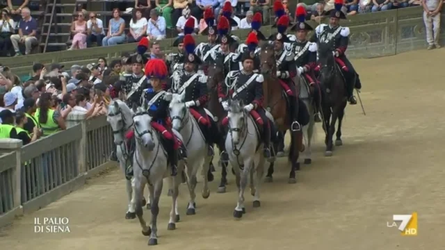 Palio di Siena: dopo il rinvio per maltempo di ieri, oggi è tutto pronto per la partenza