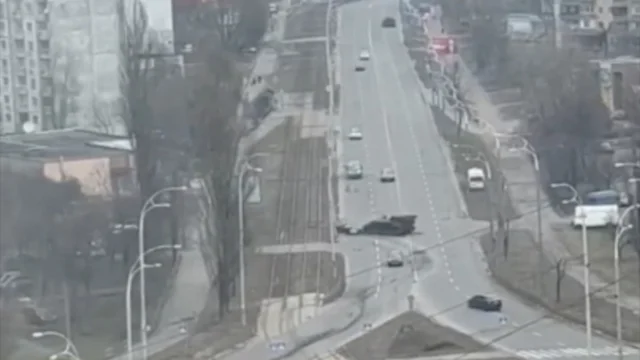 Ucraina: un carro armato russo travolge un'auto civile a Kiev