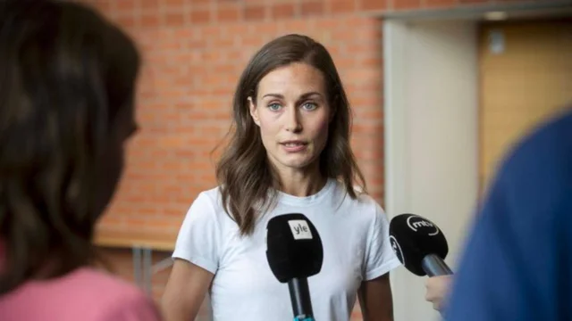 Sanna Marin si difende: "Ho solo passato una serata con le mie amiche"