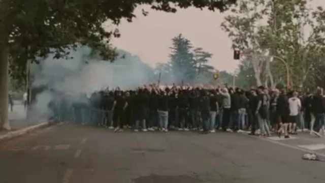 Roma, gli ultras della Fiorentina bloccano la strada per la finale di Coppa Italia