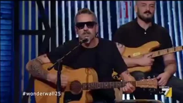 La #propagandaorkestra suona "Wonderwall" degli Oasis