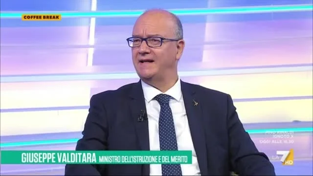 Scuola, il Ministro Valditara: "L'abuso del telefono celluare ha effetti dannosi sull'apprendimento"
