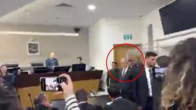 Israele, Netanyahu in tribunale a Tel Aviv: è il primo premier in carica imputato per corruzione