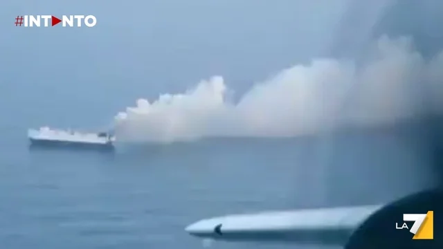 Nave cargo in fiamme nel Pacifico con 3.000 veicoli a bordo