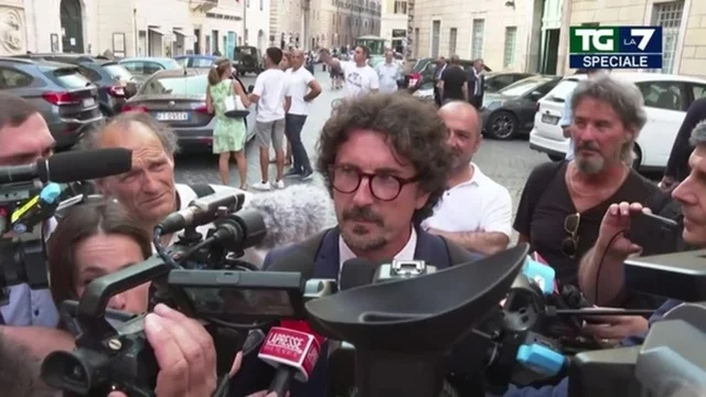 Scissione M5S, Toninelli: "Quando un figlio sbaglia ci vogliono un calcio in culo e una carezza"