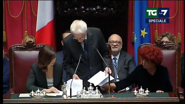 Sergio Mattarella, momento di disagio, perde il foglio e sorride