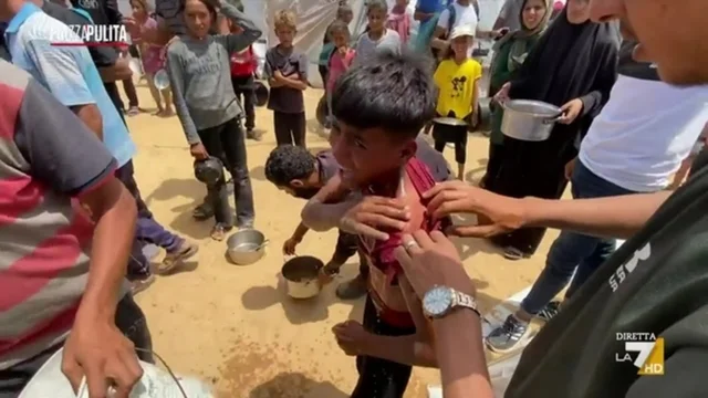 Gaza, spari ai centri per gli aiuti: “Sono trappole per affamati” ; immagini e le voci dalla Striscia