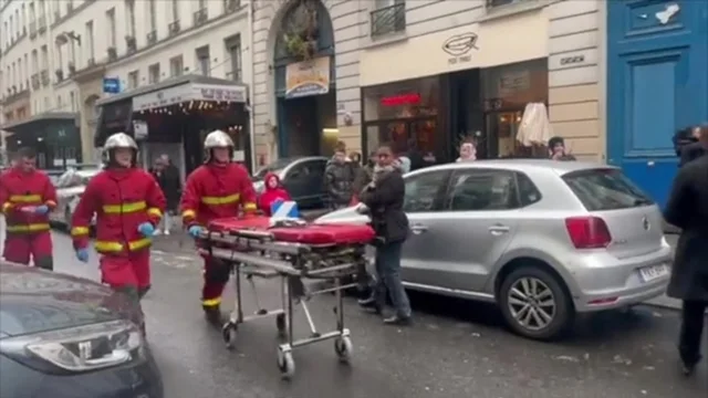 Spari in centro a Parigi: sale a tre il numero delle vittime. Il video dei soccorsi