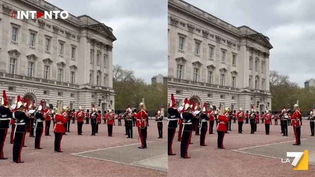 Il tributo della banda reale a Buckingham Palace per l’anniversario di matrimonio di Carlo e Camilla