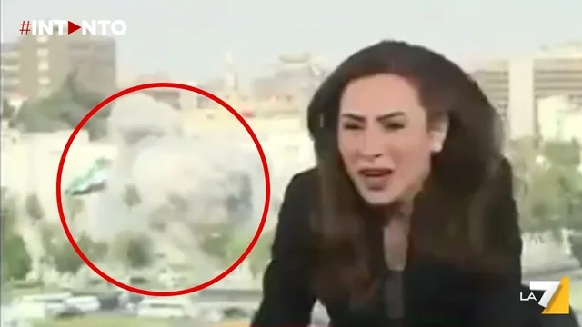 Bombardamento durante la diretta TV: palazzo esplode dietro la giornalista
