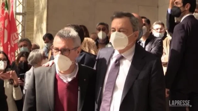 L'abbraccio tra Mario Draghi e il segretario della CGIL Maurizio Landini