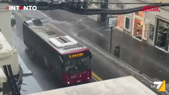 Maltempo a Roma: a Via del Tritone strade come fiumi, passanti bloccati