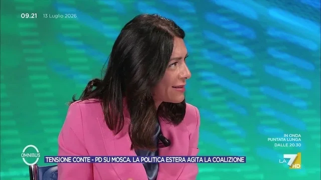 Campo Largo, Pina Picierno commenta la foto di Napoli: "Dove è il centro? Problema il populismo con la pochette di Giuseppe Conte"