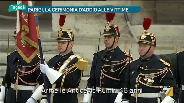 Parigi, la cerimonia d'addio alle vittime