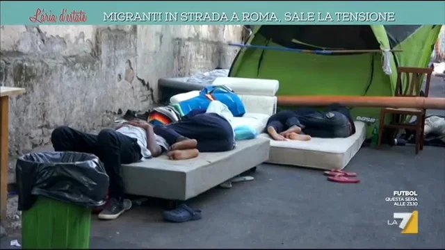 Migranti in strada a Roma, sale la tensione