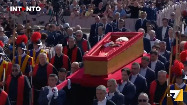 Papa Francesco, in corso il rito della traslazione: dalle 11 sarà possibile rendergli omaggio