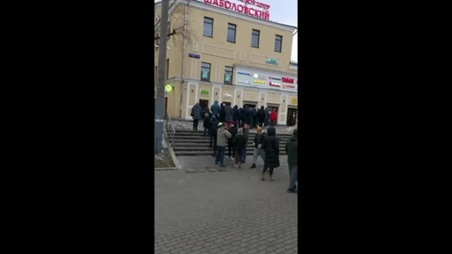 Sanzioni, in Russia è iniziato l'assalto ai bancomat: le immagini