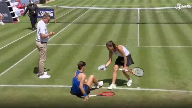 La tennista russa soccorre l'avversaria ucraina in campo: il gesto di fair play è virale