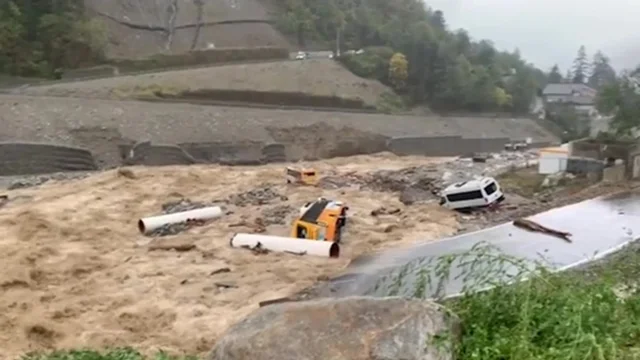 Maltempo in Francia, crollano due ponti a Nizza: il video della devastazione
