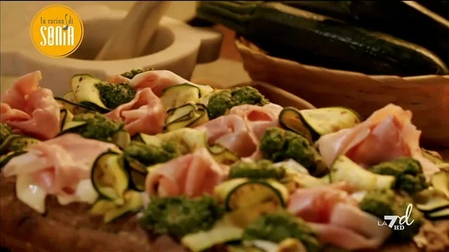 Focaccia ai cereali con stracchino senza lattosio, zucchine, pesto e cotto