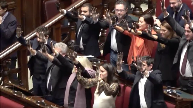 Mani nere alzate in Aula: la protesta di Alleanza Verdi e Sinistra