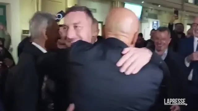 Il video dell'abbraccio tra Totti e Spalletti: pace fatta