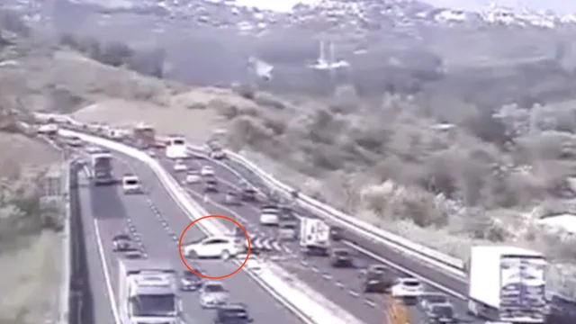 Folle inversione a "U" in autostrada per seguire il navigatore: il video