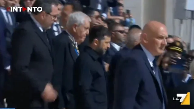 Funerale di Papa Francesco, Zelensky in abito nero e senza uniforme militare: applausi all'arrivo in piazza San Pietro
