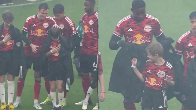 Il dolce gesto dei calciatori del New York Red Bulls per proteggere i bimbi dalla pioggia