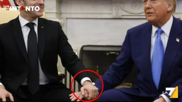 Macron lascia un ematoma sulla mano di Trump: la spiegazione della Casa Bianca