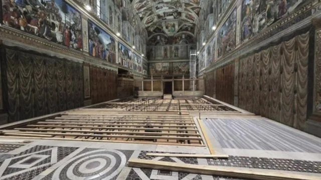 Conclave, al via i preparativi nella Cappella Sistina: le immagini