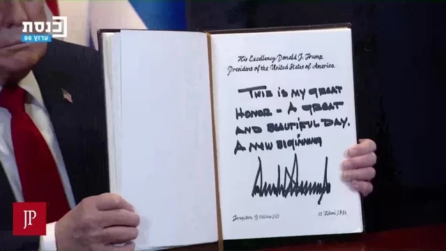 Trump firma il libro degli ospiti alla Knesset: “Bella giornata”