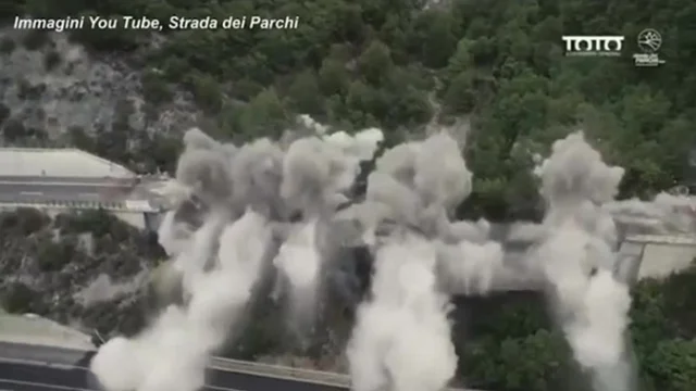A24, crolla il viadotto Cerqueta: le immagini della demolizione