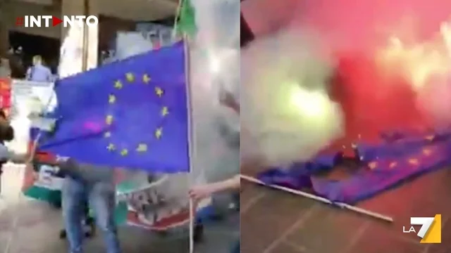 A Genova e Bologna brucia la bandiera dell'Unione Europea: proteste contro il riarmo