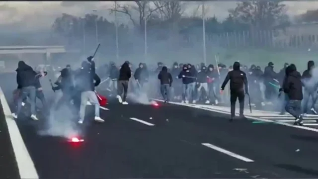 Scontri tra Ultrà di Roma e Napoli in autostrada: le immagini
