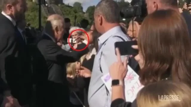 La reazione di Re Carlo III dopo il regalo di una penna "Just in case" da parte di una donna