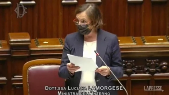 Scontri a Roma, Lamorgese contestata alla Camera: "Dimissioni!"