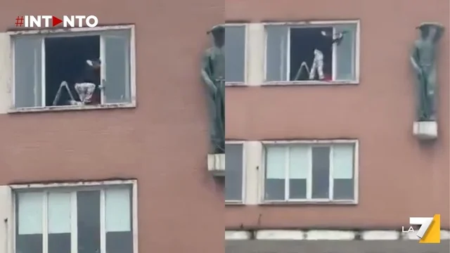 Arrampicato per pulire le finestre di un edificio di assicurazioni contro gli infortuni sul lavoro: il video
