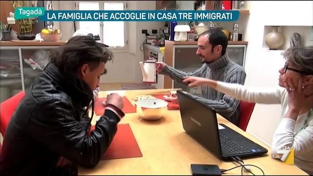 La famiglia che accoglie in casa tre immigrati