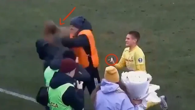 La proposta di matrimonio durante la partita di calcio rovinata dallo steward